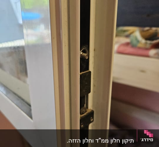 ציר חלון מתכת עם ברגים חשופים
